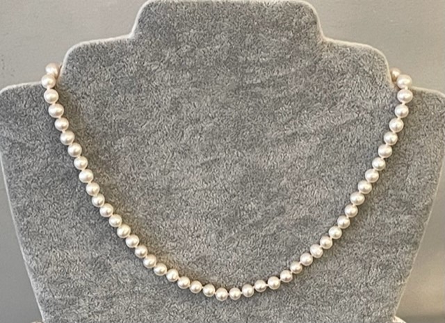 COLLIER 40cm PERLES EAU DOUCE 05-5,5m Enfilage avec des noeuds. FERMOIR ARGENT DORE