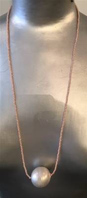 COLLIER 65cm PERLES UREA ROSE 02mm+PERLE MAJORQUE 26mm ROSE PALE