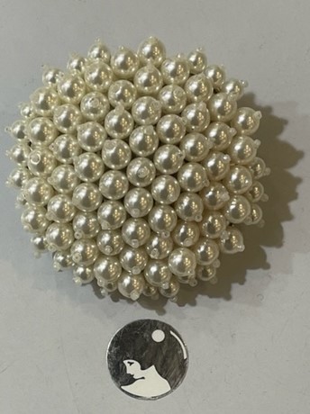 GROSSE BROCHE ARGENTEE diamètre 40mm-RESILLE de PERLES UREA BLANCHES