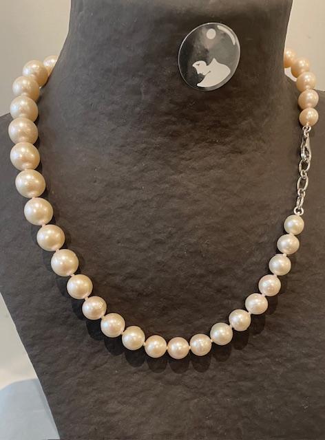 COLLIER 46cm PERLES NATURELLES d'EAU DOUCE en chute de 12 à 09mm. Fermoir argent