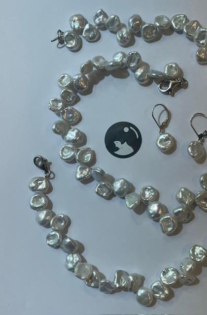 PARURE COLLIER + BRACELET + BOUCLES d'OREILLES en PERLES d'EAU DOUCE KESHIS BLANCHES