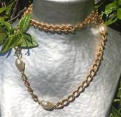 COLLIER CHAINE PLAQUE OR 85cm +3 PERLES de BOHEME BAROQUE