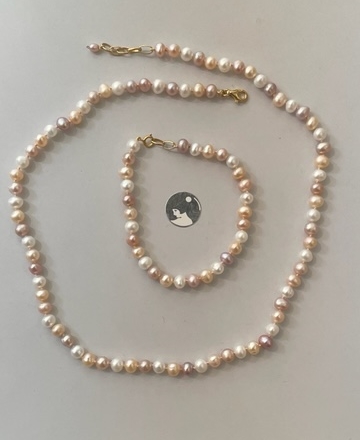 COLLIER PERLES EAU DOUCE MULTI COLOR 05/06mm 43,5cm NDS FERMOIR ARGENT
