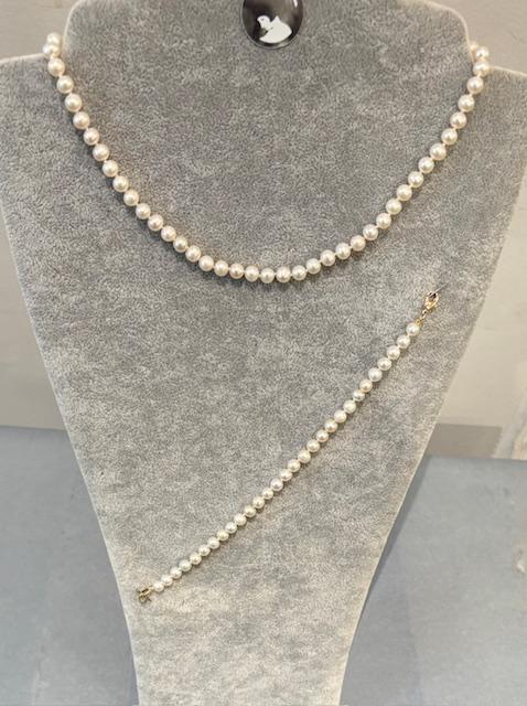 PARURE PERLES EAU DOUCE 05mm COLLIER 38cm et BRACELET 17cm. Enfilage avec des noeuds. Fermoir en Argent doré.