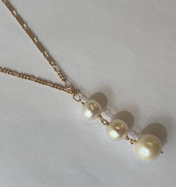 COLLIER 40cm CHAINE FIGARO en Y PLAQUE OR + 3 PERLES EAU DOUCE.  