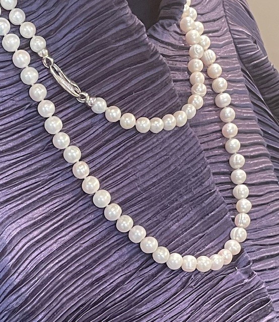 COLLIER 120cm SAUTOIR PERLES EAU DOUCE 08/09mm avec des NOEUDS .FERMOIR CLIQUET ARGENT RHODIE + STRASS