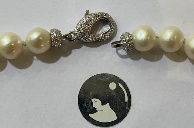 COLLIER 90cm SAUTOIR PERLES EAU DOUCE 9,5/10mm avec Noeuds. Superbe FERMOIR ARGENT RHODIE STRASS 925°%