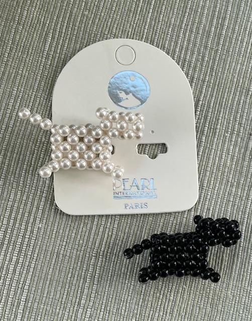 BROCHE TOUTOU " MILOU " en RESILLLE de PERLES PATE de VERRE NOIRES/JAIS 