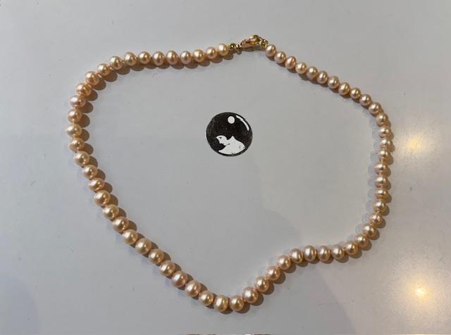 collier perles eau douce rose  07.08mm 48cmm. Enfilage avec des noeuds. Fermoir en argent doréD.