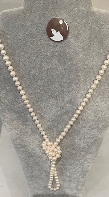 COLLIER SAUTOIR 90cm PERLES d'EAU DOUCE 06/6,5mm 90cm Enfilage avec noeuds. Fermoir Argent .