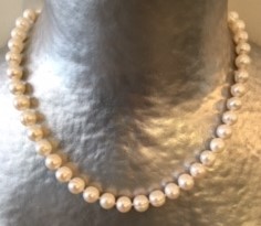 COLLIER 50cm PERLES EAU DOUCE 08mm avec des Noeuds . Fermoir en ARGENT DORE 