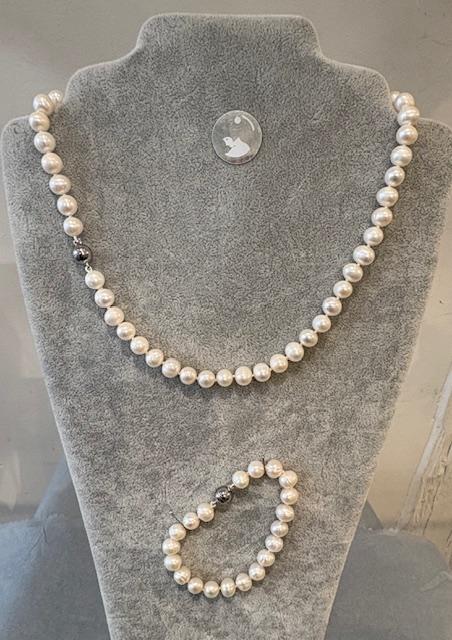 COLLIER 45cm PERLES EAU DOUCE 08mm avec des Noeuds FERMOIR BOULE MAGNETIQUE ARGENT DORE