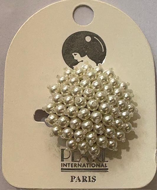 BROCHE ARGENTEE diamètre 26mm-RESILLE de PERLES UREA BLANCHES  04mm