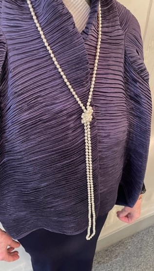 COLLIER 120cm SAUTOIR PERLES EAU DOUCE 08/09mm avec des NOEUDS .FERMOIR CLIQUET ARGENT RHODIE + STRASS