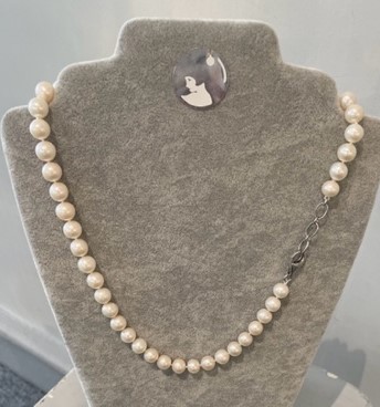 COLLIER 48cm PERLES EAU DOUCE 08/8,5mm avec des noeuds. Fermoir ARGENT 