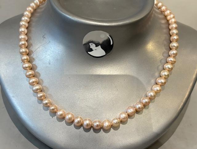 collier perles eau douce rose  07.08mm 48cmm. Enfilage avec des noeuds. Fermoir en argent doréD.