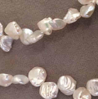 BRACELET en PERLES d'EAU DOUCE KESHIS BLANCHES 18cm . Fermoir ARGENT