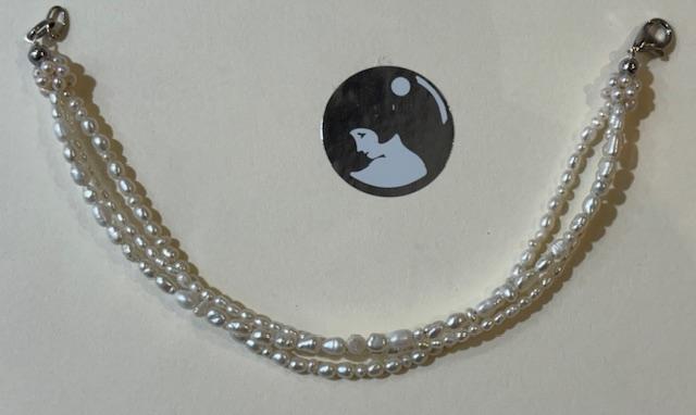 BRACELET 3 RANGS PERLES EAU DOUCE GRAINS DE RIZ FINITION COQUILLE RESILLE FERMOIR ARGENT.