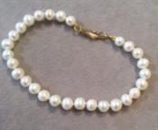 BRACELET 19cm PERLES EAU DOUCE 05/06mm avec des NOEUDS Fermoir en ARGENT DORE