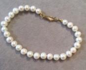 BRACELET 19cm PERLES EAU DOUCE 06/07mm , ENFILAGE NOEUDS FERMOIR AD