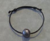 BRACELET aCORDON POLYAMIDE NOIR +1 PERLE IRISEE BAROQUE 14mm - Couleur violine