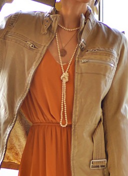 COLLIER 120cm SAUTOIR PERLES EAU DOUCE 08/09mm avec des NOEUDS .FERMOIR CLIQUET ARGENT RHODIE + STRASS