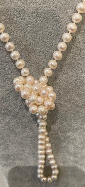 COLLIER SAUTOIR 90cm PERLES d'EAU DOUCE 06/6,5mm 90cm Enfilage avec noeuds. Fermoir Argent .