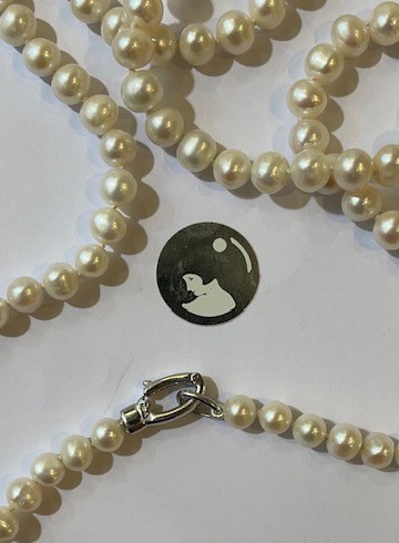 COLLIER 140cm PERLES EAU DOUCE 08mm avec NOEUDS .FERMOIR CLIQUET ARGENT RHODIE