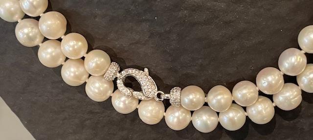 COLLIER 90cm SAUTOIR PERLES EAU DOUCE 9,5/10mm avec Noeuds. Superbe FERMOIR ARGENT RHODIE STRASS 925°%