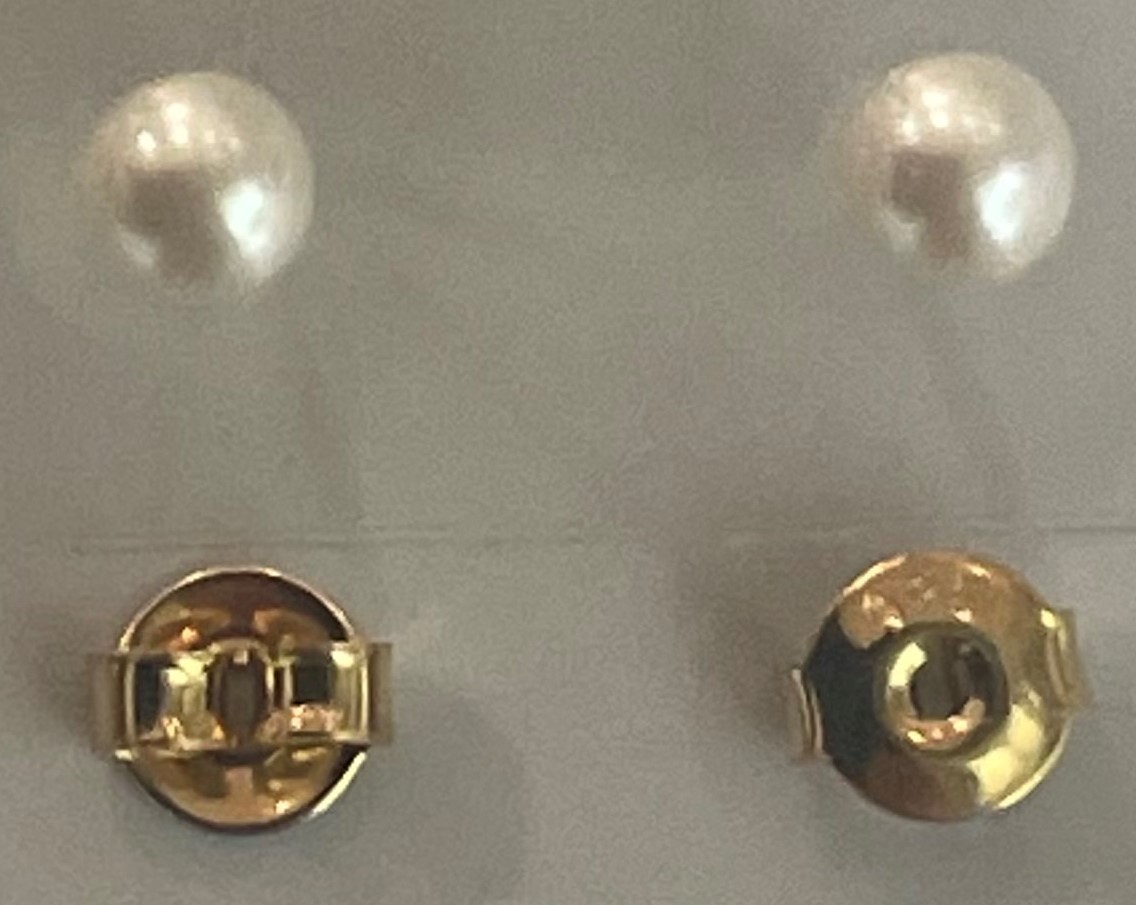 PARURE COLLIER et BOUCLES d'OREILLES PUCES en PERLES d'EAU DOUCE 04mm. Fermoirs en ARGENT DORE 