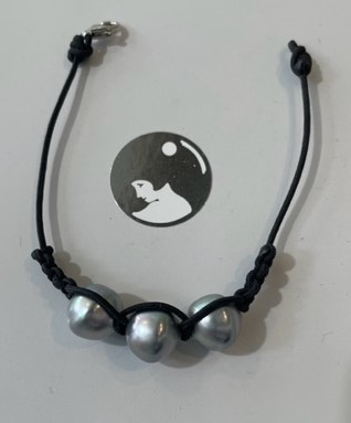 BRACELET CORDON NOIR PASSEMENTERIE NOIRE 3 PERLES BAROQUES GRISES 12mm fermoir Argent;