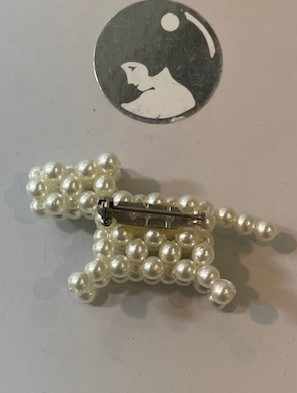 BROCHE TOUTOU " MILOU " RESILLE de PERLES BLANCHES