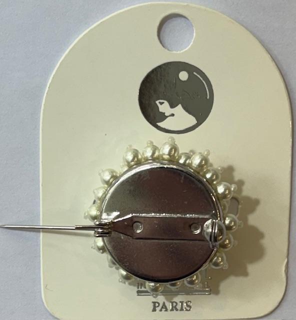 BROCHE ARGENTEE diamètre 26mm-RESILLE de PERLES UREA BLANCHES  04mm