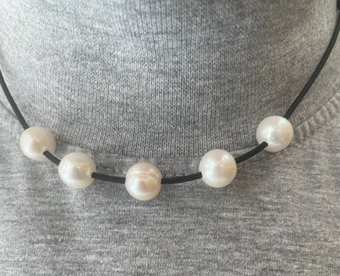 COLLIER CORDON NOIR AJUSTABLE + 5 PERLES d"EAU DOUCE 10mm