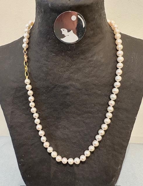 PARURE PERLES EAU DOUCE 05mm COLLIER 38cm et BRACELET 17cm. Enfilage avec des noeuds. Fermoir en Argent doré.