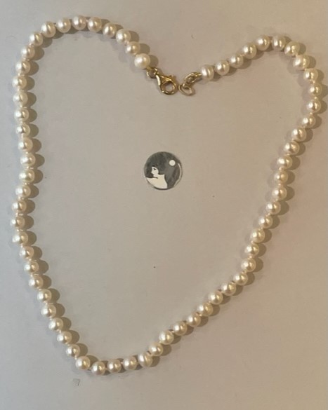 COLLIER 40cm PERLES EAU DOUCE 05-5,5m Enfilage avec des noeuds. FERMOIR ARGENT DORE