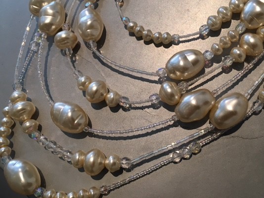 COLLIER VINTAGE 5 RANGS PERLES de BOHEME CREME BAROQUES et CRISTAL   