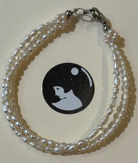 BRACELET 3 RANGS PERLES EAU DOUCE GRAINS DE RIZ FINITION COQUILLE RESILLE FERMOIR ARGENT.