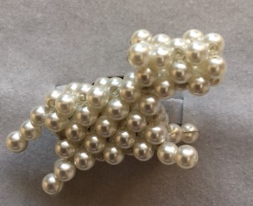 BROCHE RESILLE de PERLES TOUTOU " MILOU "