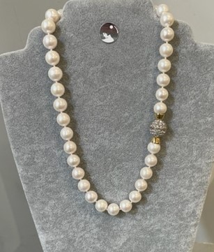 COLLIER 48cm PERLES EAU DOUCE 10/14mm Avec noeuds FERMOIR MAGNETIQUE STRASS ARGENT DORE
