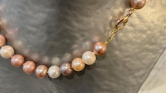 COLLIER 45cm PERLES EAU DOUCE BAROQUES MULTICOLOR 11/13mm. Fermoir MOUSQUETON ARGENT DORE.