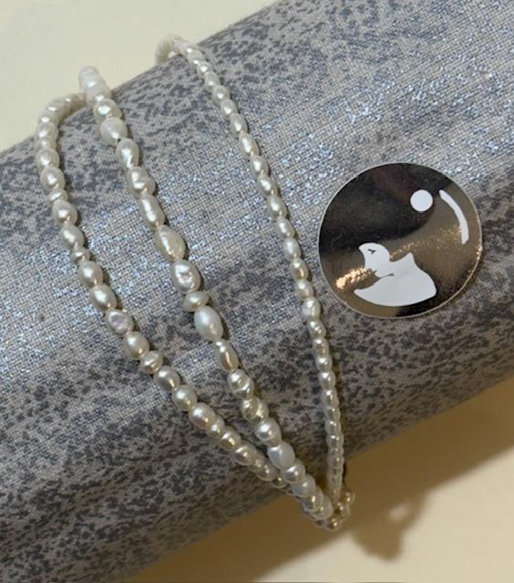 BRACELET 3 RANGS PERLES EAU DOUCE GRAINS DE RIZ FINITION COQUILLE RESILLE FERMOIR ARGENT.