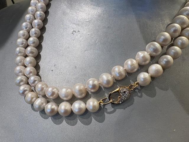 COLLIER 90cm SAUTOIR PERLES EAU DOUCE 08mm avec des NOEUDS  FERMOIR ARGENT DORE STRASS