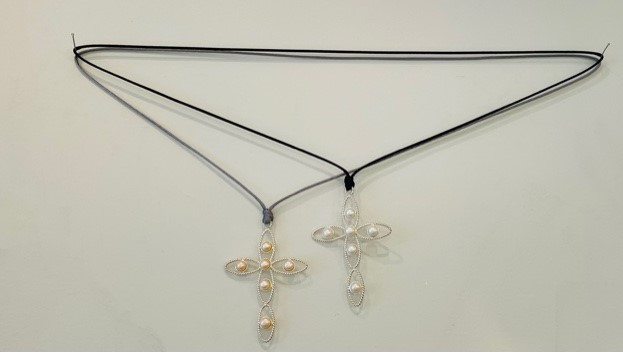 COLLIER CORDON NOIR 80cm REGLABLE + PENDENTIF CROIX ARGENT 6 BOUTONS BLANC PERLES EAU DOUCE.