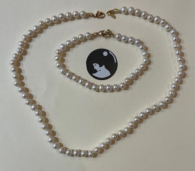 PARURE PERLES EAU DOUCE 05mm COLLIER 38cm et BRACELET 17cm. Enfilage avec des noeuds. Fermoir en Argent doré.