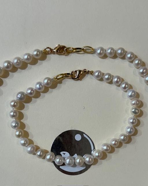 COLLIER 38cm PERLES EAU DOUCE 05/5,5mm. Avec des noeuds entre chaque perle. Fermoir mousqueton Argent Doré.   