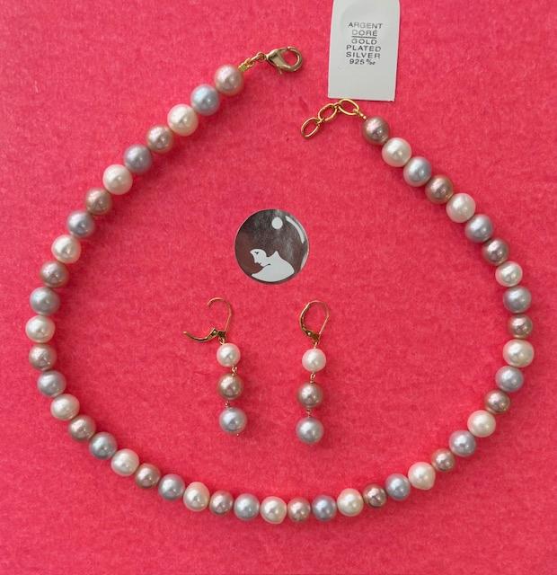 PARURE PERLES EAU DOUCE 10mm COLLIER 45cm et BOUCLES d'OREILLES.FERMOIRS en ARGENT DORE