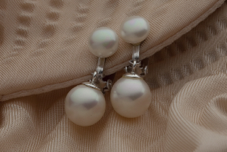 CLIPS ARGENT BOUTONS 07mm+BOULES 10mm BLANC PERLES IRISEES