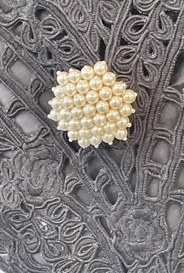 BROCHE ARGENTEE diamètre 26mm-RESILLE de PERLES UREA BLANCHES  