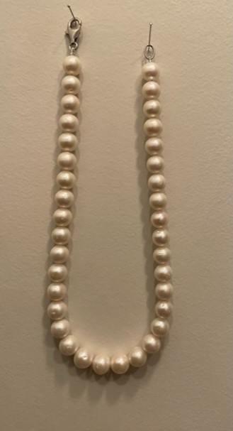 COLLIER 40cm PERLES EAU DOUCE 10/11mm . ENFILAGE SIMPLE sans noeud . FERMOIR MOUSQUETON ARGENT